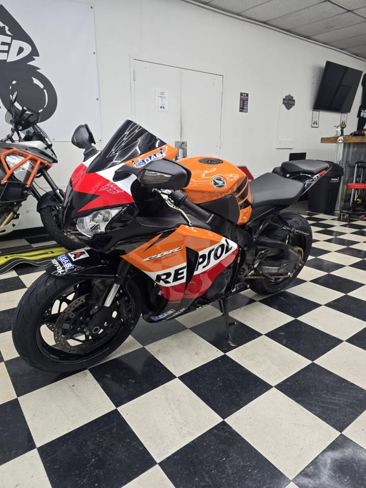 2008 Honda CBR 1000rr image 1