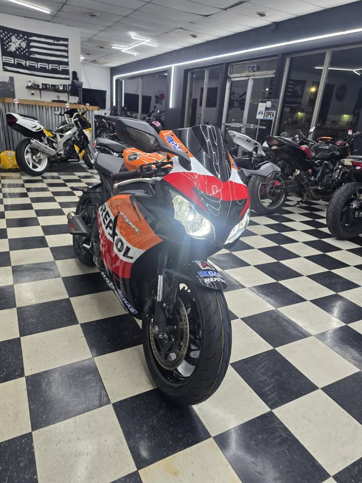 2008 Honda CBR 1000rr image 0