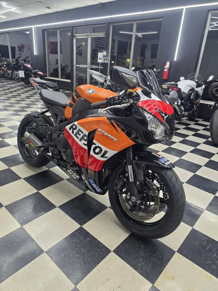 2008 Honda CBR 1000rr image 2