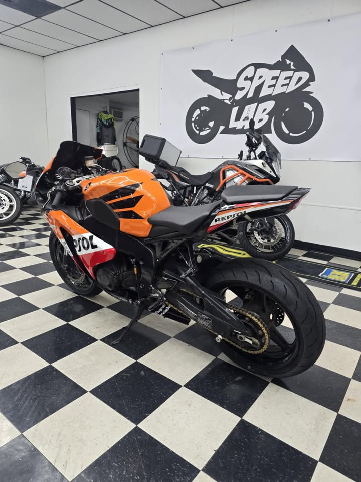 2008 Honda CBR 1000rr image 3