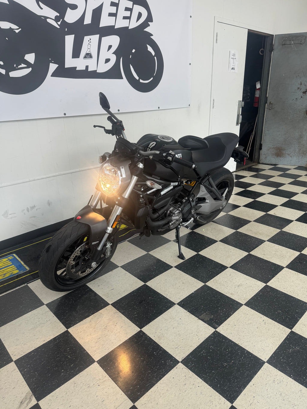 2018 Ducati Monster 821 image 2