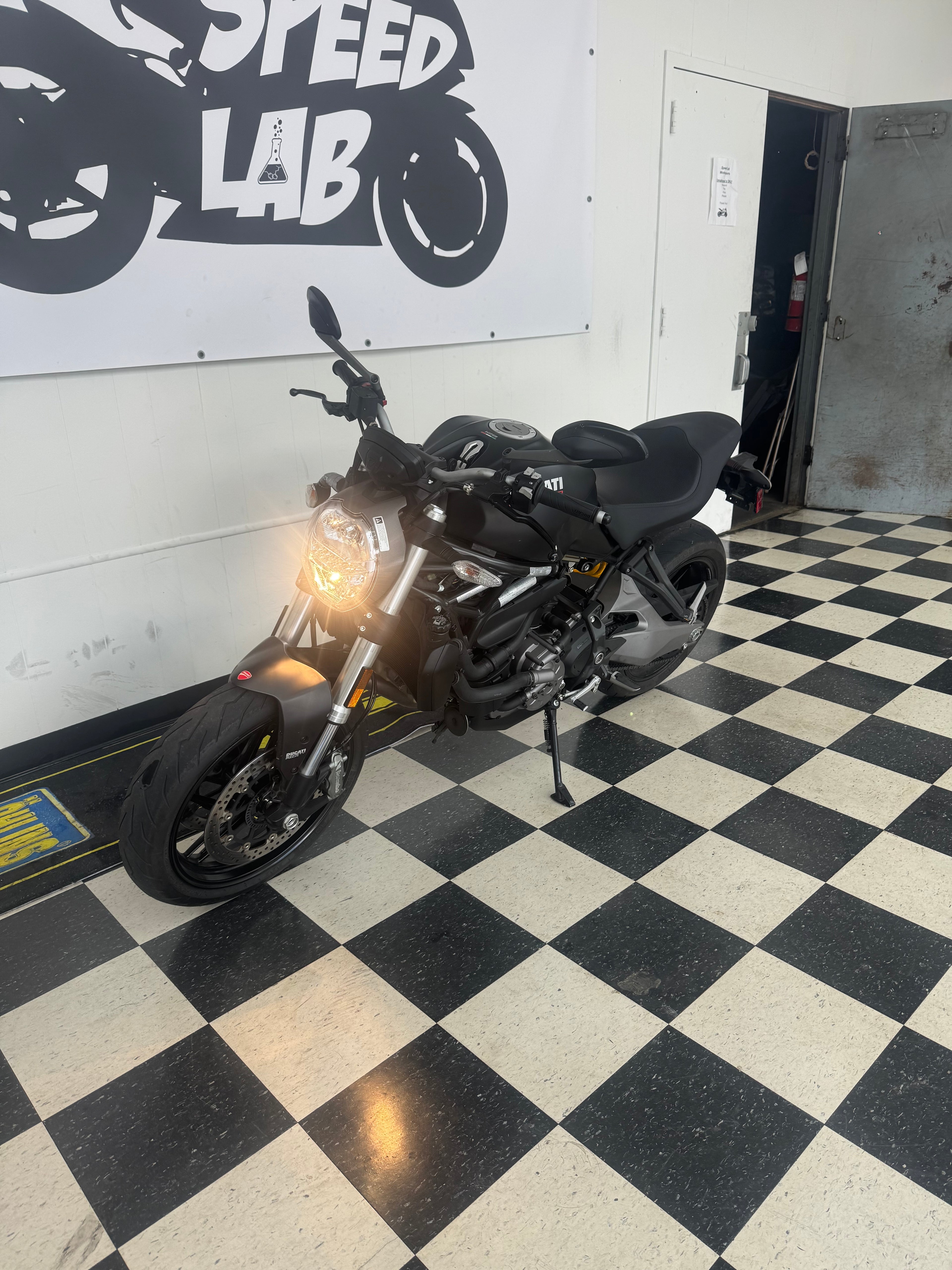 2018 Ducati Monster 821 image 2